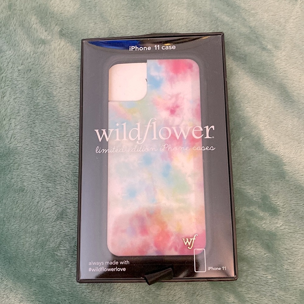 NWOT wildflower tie dye case!